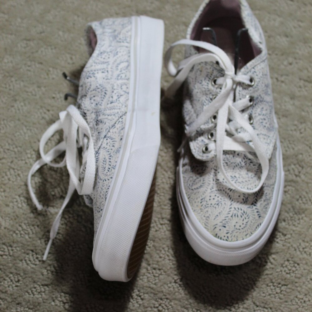 Vans Women's 8.5 Blue Low Rise Paisley Print Lace Up Sneakers